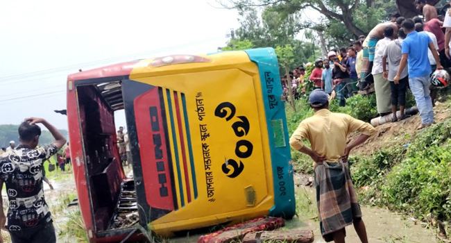 চৌগাছায় বাস উল্টে আহত ৩৫