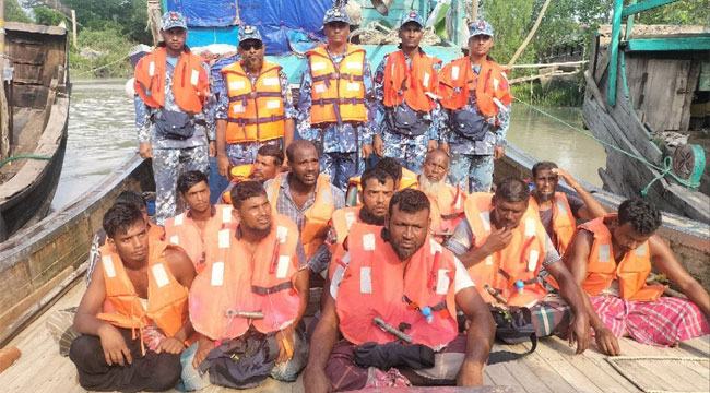 ইঞ্জিন বিকল, সমুদ্রে ৪ দিন ভেসে থাকার পর ট্রলারসহ ১৪ জেলে উদ্ধার
