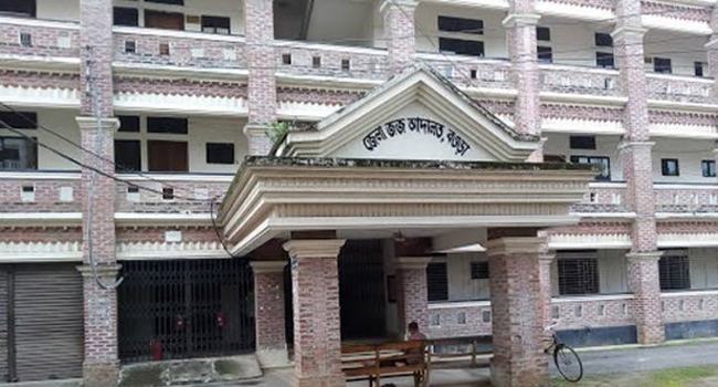 বগুড়ায় আদালত চত্বর থেকে আসামি পালিয়েছে