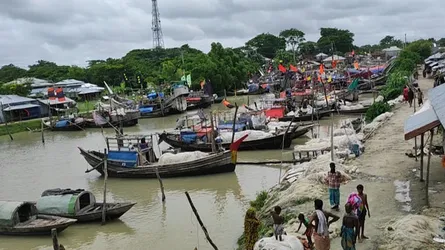 উপকূলের জেলেরা ঘাটে বসে থাকলেও সাগরে মাছ শিকার করছে ভারতীয়রা