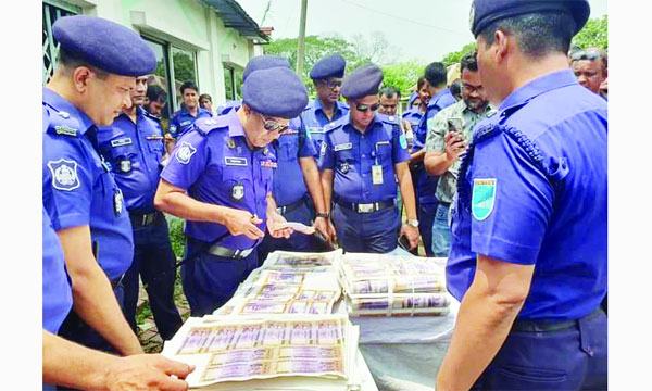 সাভারে গার্মেন্টে জাল টাকা তৈরির কারখানা : আটক ৩
