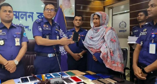 রাজবাড়ীতে উদ্ধার হওয়া ৪০টি মোবাইল ফেরত দেয়া হলো মালিকদের