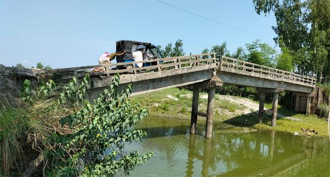 ভূরুঙ্গামারীতে ভাঙা ব্রিজ দিয়ে ঝুঁকি নিয়ে চলাচল