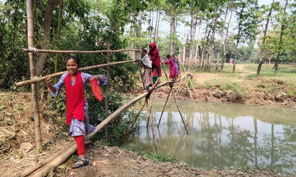 সেতু না থাকায় দুর্ভোগে ১০ গ্রামের মানুষ