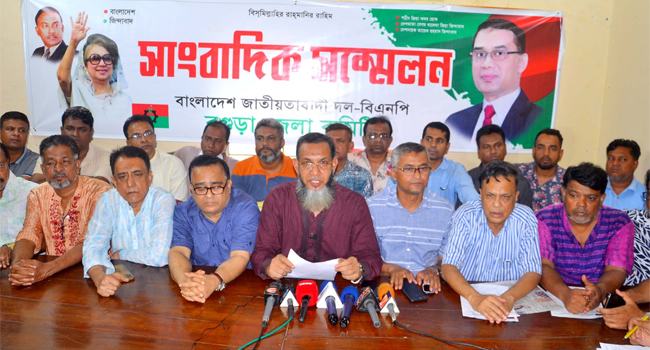 বগুড়ায় সমাবেশ বানচাল করতে গণগ্রেফতার করছে পুলিশ