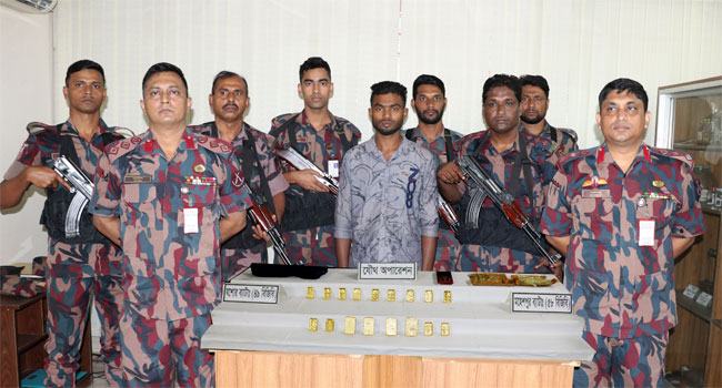 ভারতে পাচারের সময় ৩ কোটি টাকার স্বর্ণের বারসহ পাচারকারী আটক