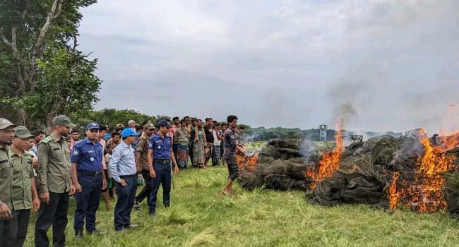 টাঙ্গুয়ার হাওরে ২ লাখ টাকার অবৈধ জাল আগুনে পুড়িয়ে ছাই