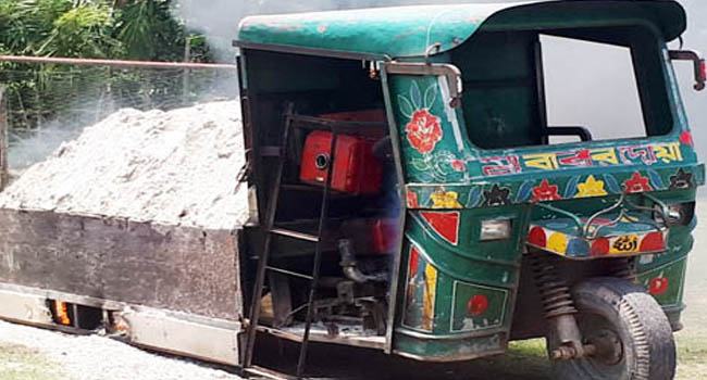 কালিগঞ্জে ডাম্পারের চাকায় পিষ্ট হয়ে নাতি নিহত, নানা আহত