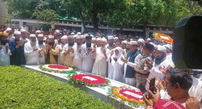 বঙ্গবন্ধুর মাজার জিয়ারত করে প্রধানমন্ত্রীর সহযোগিতা চাইলেন গাজীপুরের নবনির্বাচিত মেয়র
