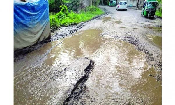 মিরসরাইয়ের জোরারগঞ্জ-মুহুরী প্রজেক্ট সড়ক খানাখন্দে ভরা