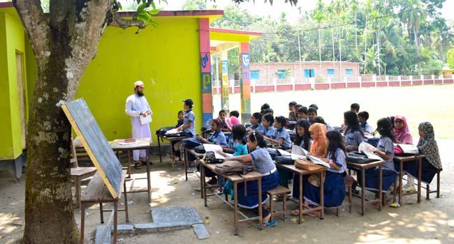 বৃষ্টি হলেই বন্ধ হয়ে যায় ক্লাস