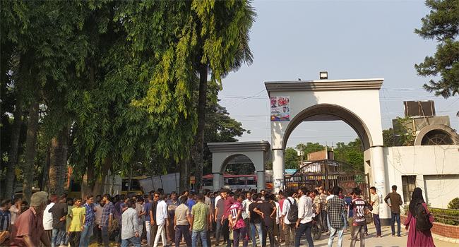 শিক্ষার্থীদের ব্যানারে প্রধান ফটকে ছাত্রলীগ কর্মীদের তালা