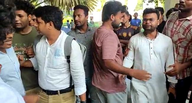 কুবিতে জুনিয়রদের ক্লাসরুমে যাওয়া নিয়ে মারামারি, সাংবাদিক হেনস্তা
