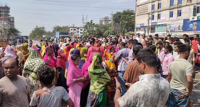 ভালুকায় বেতনের দাবিতে শ্রমিকদের মহাসড়ক অবরোধ