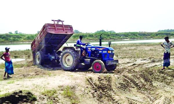 পাকুন্দিয়ায় অবৈধ মাটি কাটায় জরিমানা