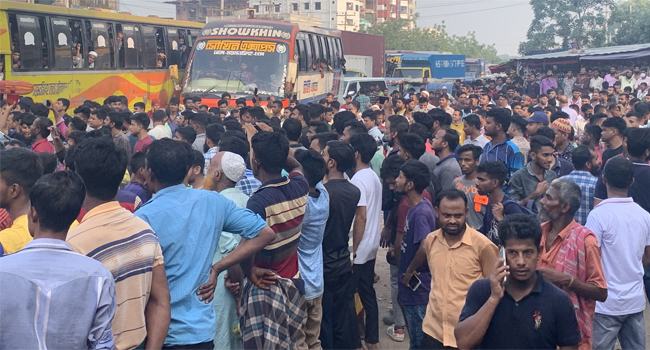 ভালুকায় বকেয়া বেতনের দাবিতে শ্রমিকদের আবারো মহাসড়ক অবরোধ