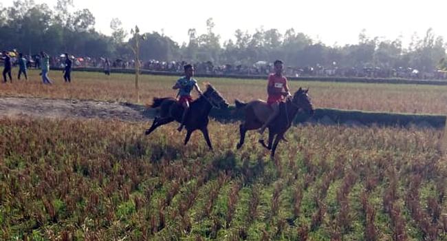 রায়গঞ্জে ঘোড়া দৌড় প্রতিযোগিতা অনুষ্ঠিত