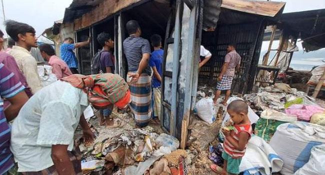 রায়গঞ্জে অগ্নিকাণ্ডে দোকান পুড়ে ছাই