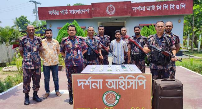 দর্শনা চেকপোস্টে এক লাখ ৪৩ হাজার ১০০ ডলারসহ যাত্রী আটক