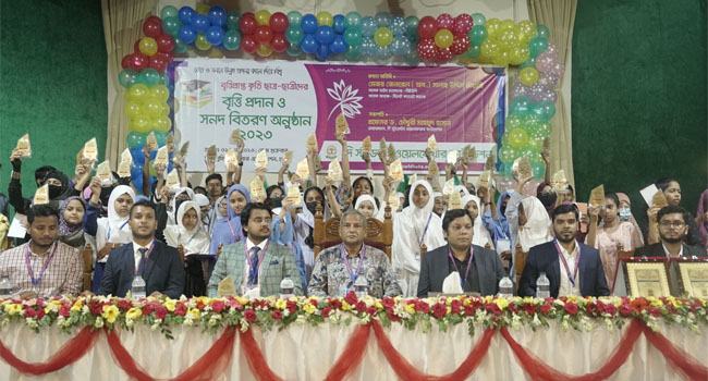 স্টুডেন্টস ওয়েলফেয়ার ফাউন্ডেশনের বৃত্তি ও সনদ বিতরণ অনুষ্ঠান সম্পন্ন