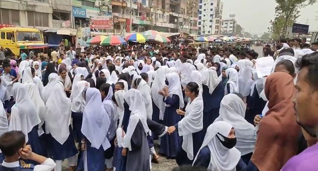ভালুকায় বেতন বৃদ্ধির প্রতিবাদে শিক্ষার্থীদের মহাসড়ক অবরোধ