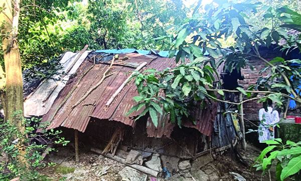 মিরসরাইয়ে অসহায়ের জায়গা দখল : ভাঙা ঝুপড়িতে বসবাস