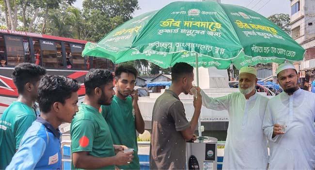 ঝালকাঠিতে তীব্র গরমে বিশুদ্ধ ঠান্ডা পানি নিয়ে পথচারীদের পাশে স্বেচ্ছাসেবকরা