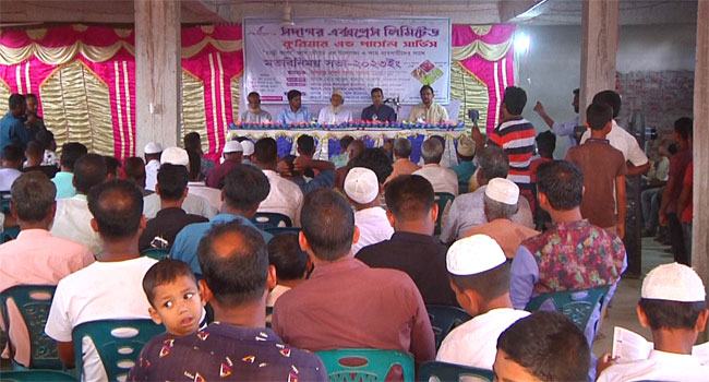 হাঁড়িভাঙ্গা আম বাজারজাতের তারিখ নির্ধারণে ডিসির কাছে স্মারকলিপি চাষিদের