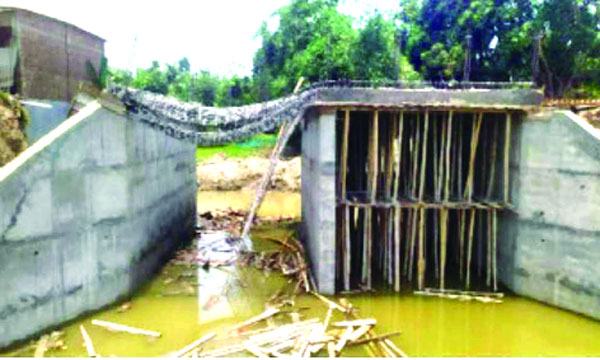 পাংশায় ভেঙে পড়ল নির্মাণাধীন সেতু