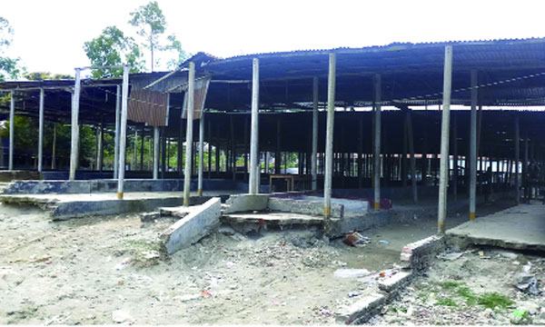 এনায়েতপুর হাটে ক্রেতা বিক্রেতাদের দুর্ভোগ