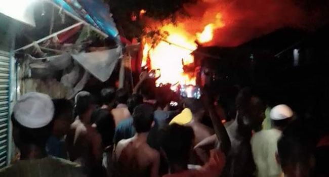 মঠবাড়িয়ার তুষখালী বাজারে ভয়াবহ আগুনে ১০টি দোকান পুড়ে ছাই