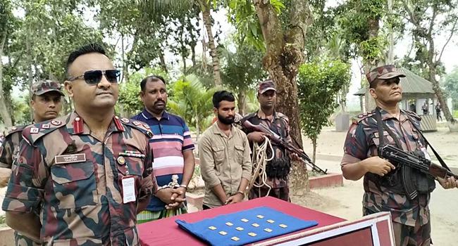 যশোরে সীমান্ত থেকে দেড় কেজি স্বর্ণসহ আটক ২