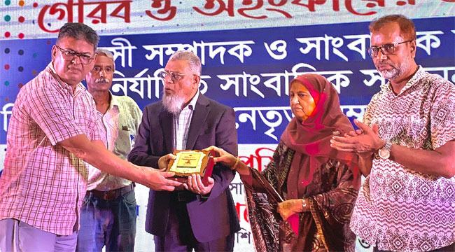 সাহসী সম্পাদক হিসেবে বিএফইউজের পুরস্কার পেলেন নারায়ণগঞ্জের মাসুদ
