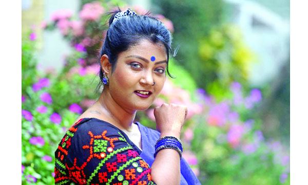 চাকরি আর গান করবেন শারমিন কেয়া