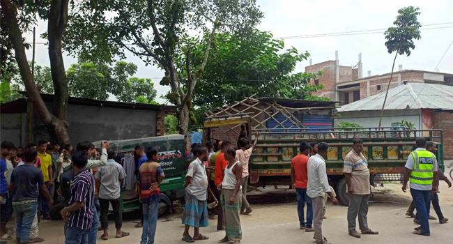 বালিয়াডাঙ্গীতে সড়ক দুর্ঘটনায় ত্রিমুখী সংঘর্ষে নিহত ৩, আহত ৪