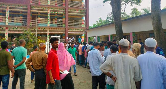 শঙ্কা নিয়ে আড়াইহাজার পৌরসভার ভোট গ্রহণ শুরু