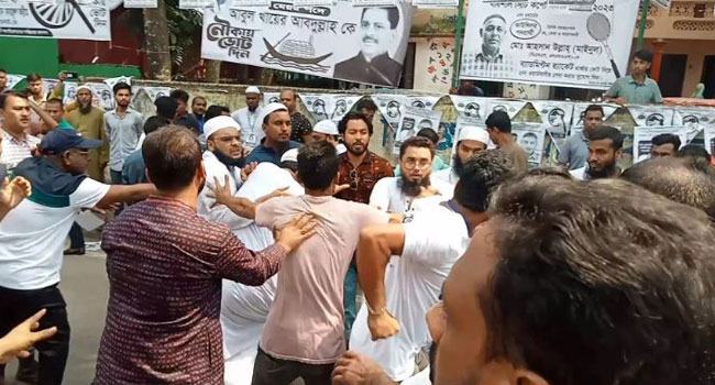 বরিশাল সিটি নির্বাচন : হাতপাখার প্রার্থীর ওপর হামলা, নৌকার কর্মীদের সাথে সংঘর্ষ