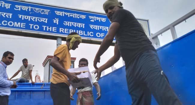 মমতার জন্য আম পাঠালেন শেখ হাসিনা