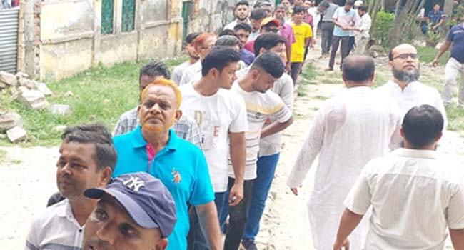 ইভিএমে কারচুপি ও ভোটারদের কেন্দ্রে আসতে বাধা দেয়ার অভিযোগ