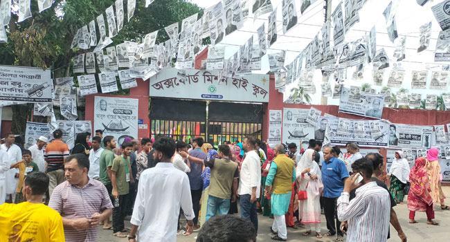 বরিশালে প্রতিকেন্দ্রে নৌকার ব্যাচ পরে বহিরাগতদের মহড়া