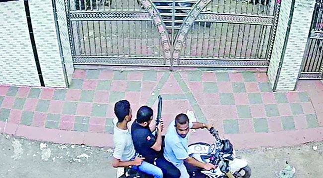 স্বেচ্ছাসেবক লীগের সভাপতির সশস্ত্র মহড়া, এবার হুমকি পাওয়া সেই প্রার্থীর বিরুদ্ধে মামলা
