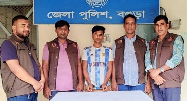 বগুড়ায় সররকারি কর্মকর্তা পরিচয়ে প্রতারণা, গ্রেফতার ২