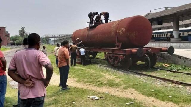 রাজশাহী রেলওয়ে স্টেশনের ডিপো থেকে তেল পাচারকালে ধরা, তদন্ত কমিটি গঠন