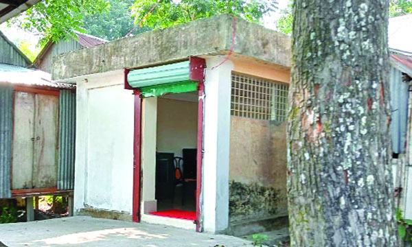 টঙ্গীবাড়ীতে সরকারি শৌচাগার দখল করে দলিল লেখকের চেম্বার