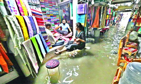 জলাবদ্ধতায় ভোগান্তি রাজধানীবাসীর