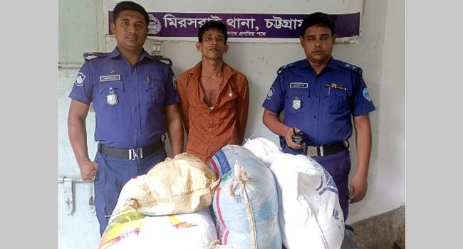 মিরসরাইয়ে ১০০ লিটার চোলাই মদসহ যুবক গ্রেফতার