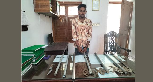 ধুনটে দেশীয় অস্ত্র, বার্মিজ চাকু ও সামুরাইসহ গ্রেফতার ১