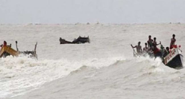 মনপুরায় ৩ ট্রলার ডুবি, নিখোঁজ ২০ জেলে