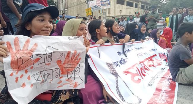 নোয়াখালীতে মা-মেয়েকে কুপিয়ে হত্যা, প্রতিবাদে সড়ক অবরোধ