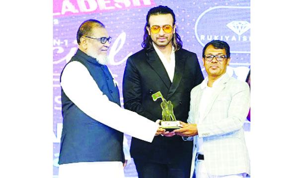 সাজুর হাতে বিশেষ সম্মাননা